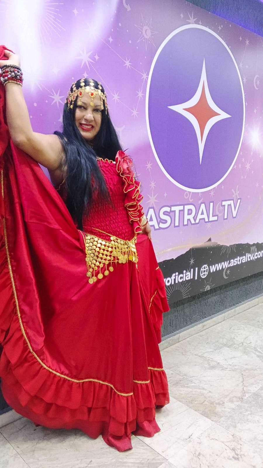 Cigana Narjara em frente ao painel da Astral TV